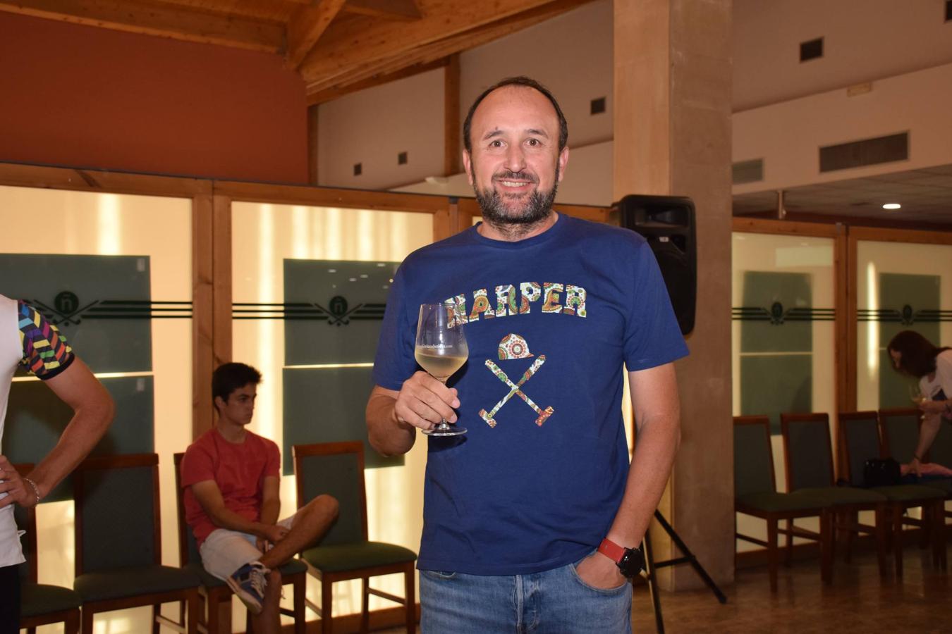 Tras la jornada de juego del Torneo Marqués de Riscal, de la Liga de Golf y Vino de lomejordelvinoderioja.com, se pudo disfrutar de la cata de dos vinos de Marqués de Riscal..