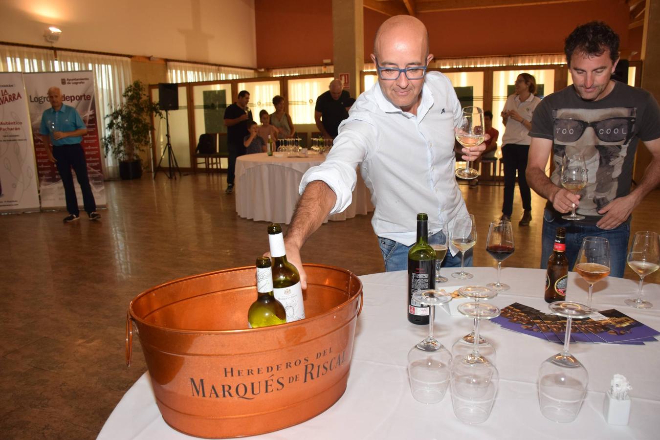 Tras la jornada de juego del Torneo Marqués de Riscal, de la Liga de Golf y Vino de lomejordelvinoderioja.com, se pudo disfrutar de la cata de dos vinos de Marqués de Riscal..