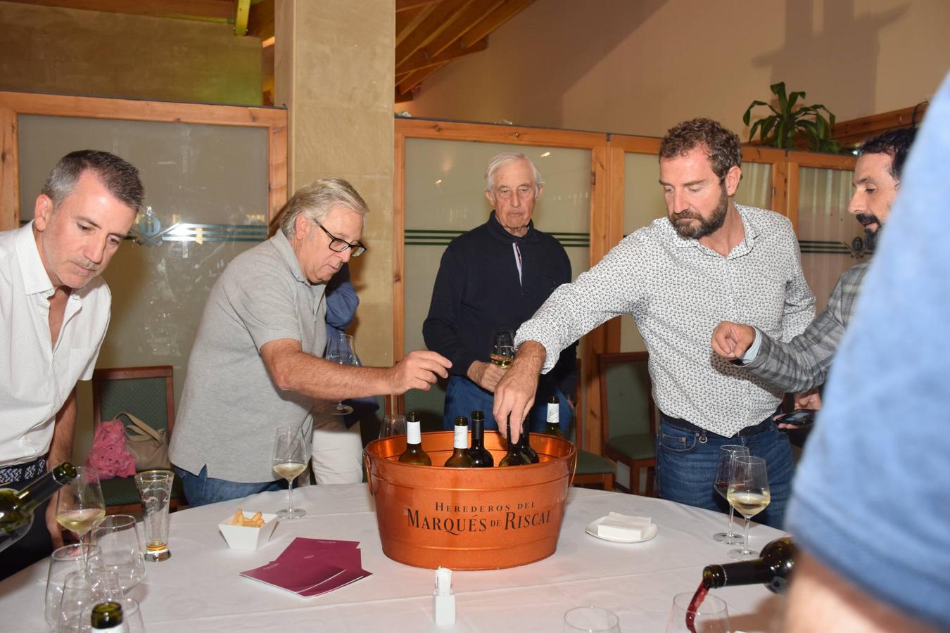 Tras la jornada de juego del Torneo Marqués de Riscal, de la Liga de Golf y Vino de lomejordelvinoderioja.com, se pudo disfrutar de la cata de dos vinos de Marqués de Riscal..