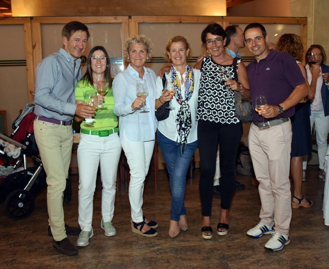 Tras la jornada de juego del Torneo Marqués de Riscal, de la Liga de Golf y Vino de lomejordelvinoderioja.com, se pudo disfrutar de la cata de dos vinos de Marqués de Riscal..