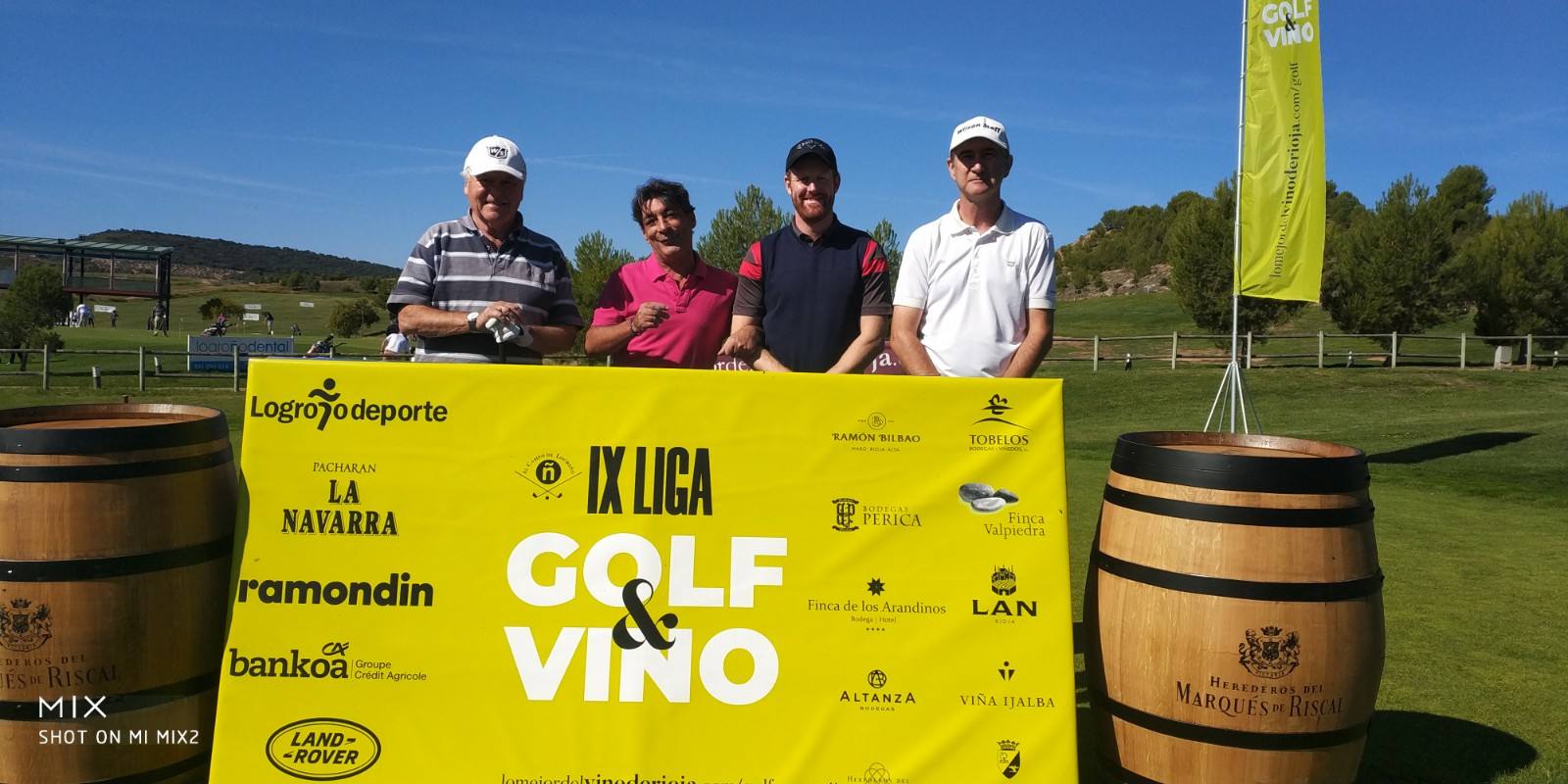 Los jugadores posan en el punto de salida antes del comienzo del Torneo Marqués de Riscal, de la Liga de Golf y Vino, de lomejordelvinoderioja.com.