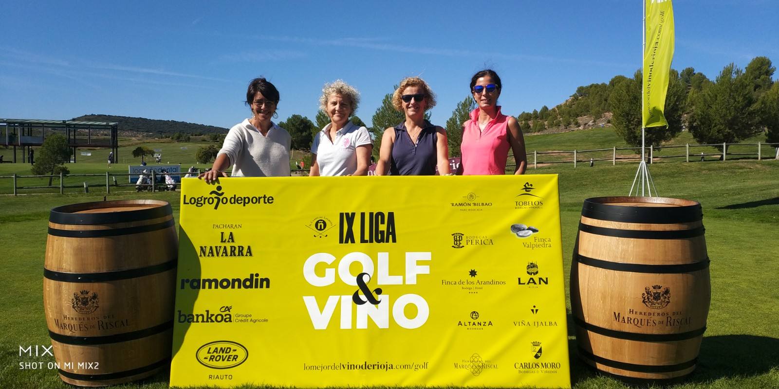 Los jugadores posan en el punto de salida antes del comienzo del Torneo Marqués de Riscal, de la Liga de Golf y Vino, de lomejordelvinoderioja.com.