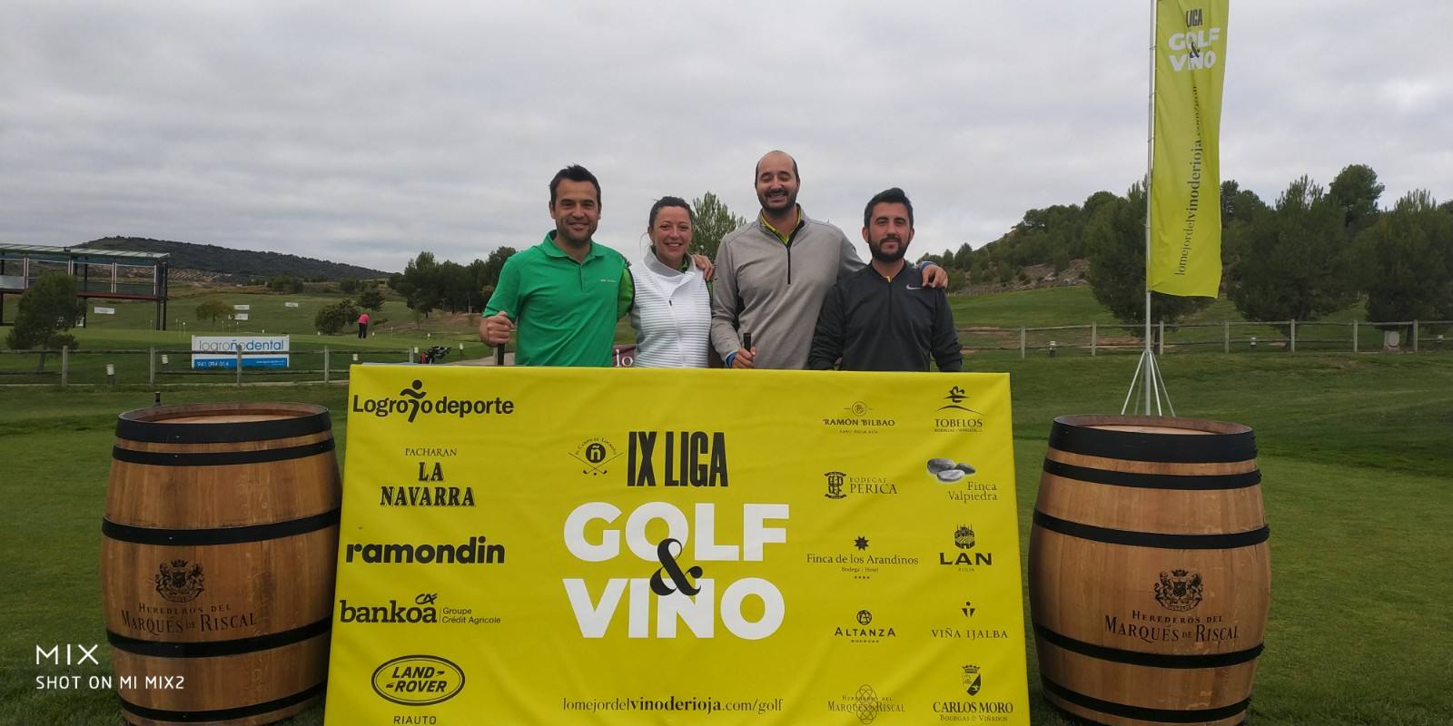 Los jugadores posan en el punto de salida antes del comienzo del Torneo Marqués de Riscal, de la Liga de Golf y Vino, de lomejordelvinoderioja.com.