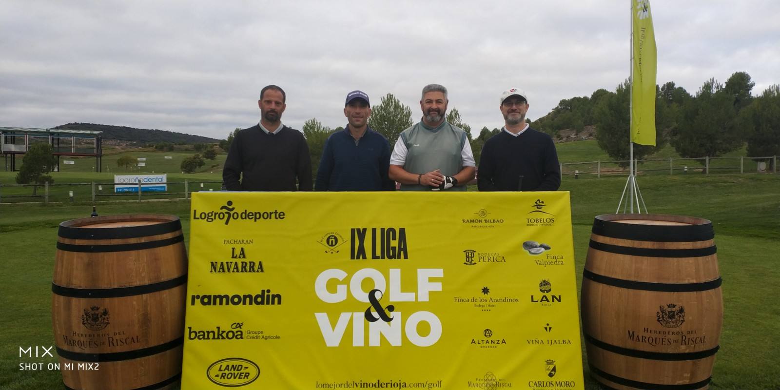 Los jugadores posan en el punto de salida antes del comienzo del Torneo Marqués de Riscal, de la Liga de Golf y Vino, de lomejordelvinoderioja.com.