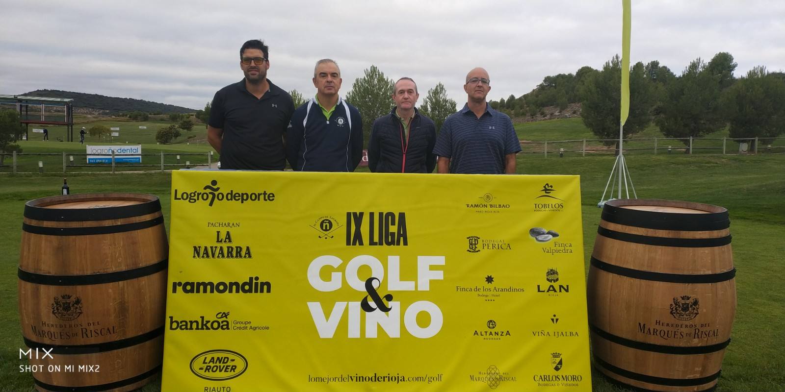 Los jugadores posan en el punto de salida antes del comienzo del Torneo Marqués de Riscal, de la Liga de Golf y Vino, de lomejordelvinoderioja.com.