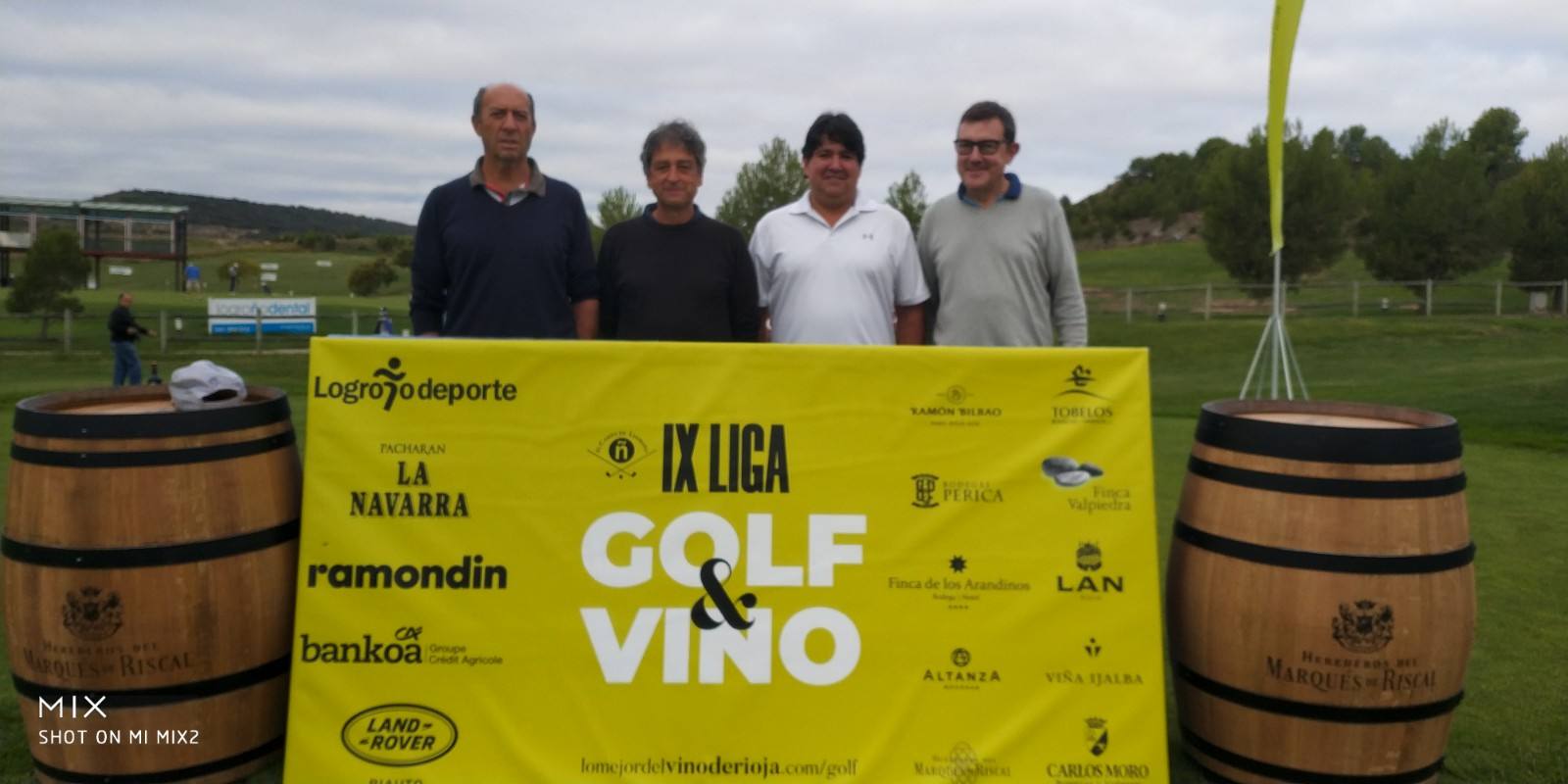 Los jugadores posan en el punto de salida antes del comienzo del Torneo Marqués de Riscal, de la Liga de Golf y Vino, de lomejordelvinoderioja.com.