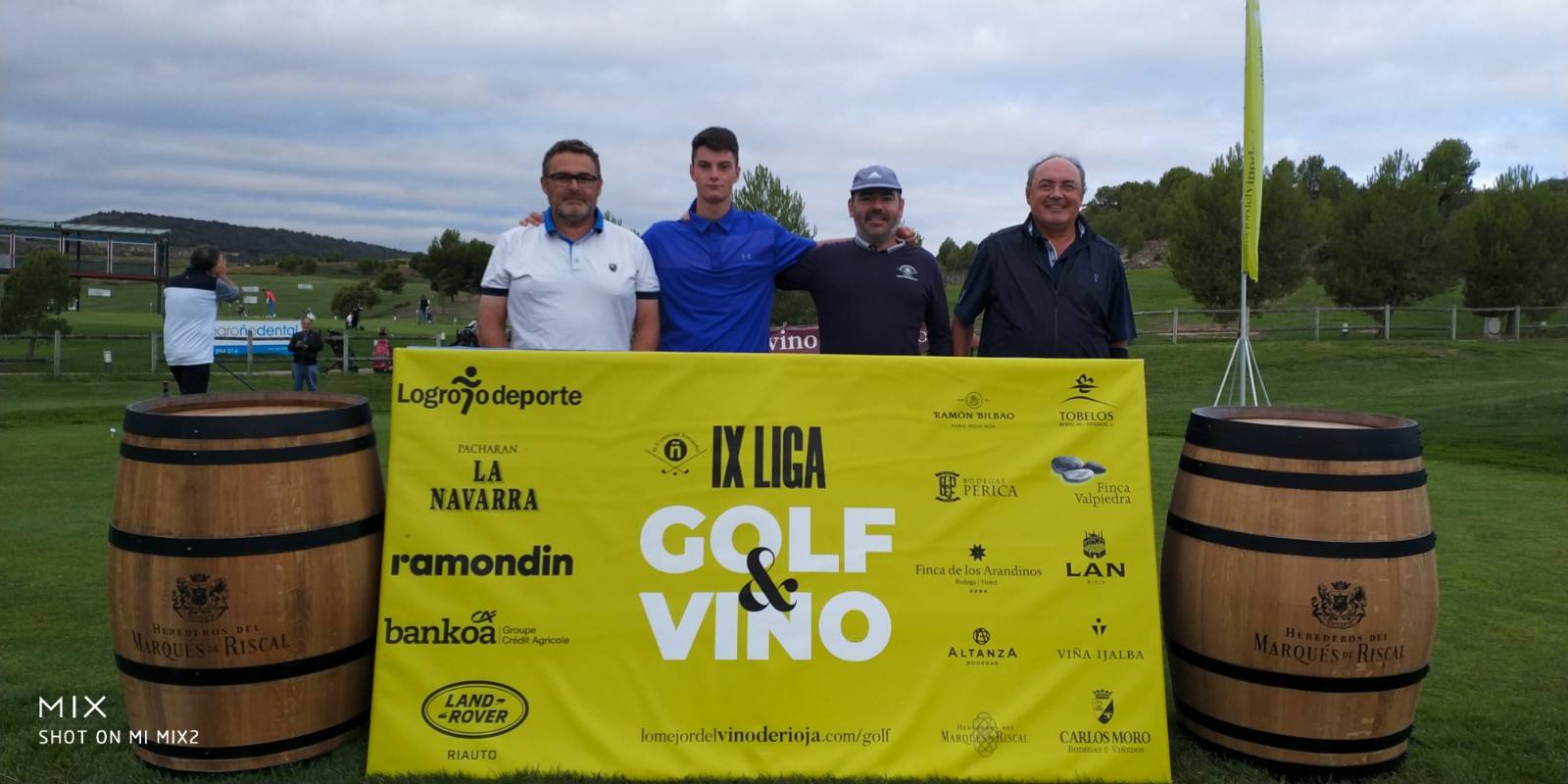 Los jugadores posan en el punto de salida antes del comienzo del Torneo Marqués de Riscal, de la Liga de Golf y Vino, de lomejordelvinoderioja.com.