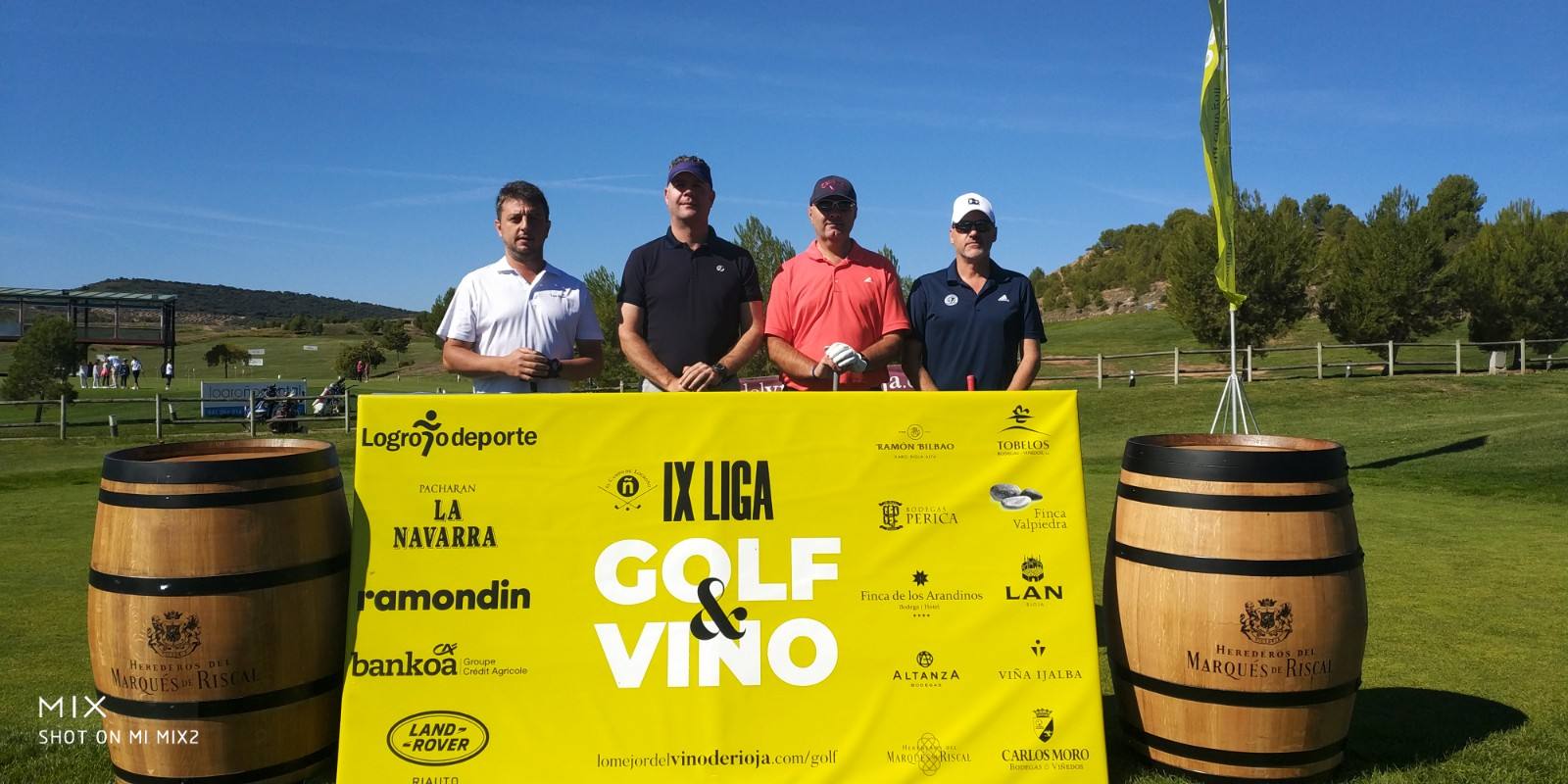 Los jugadores posan en el punto de salida antes del comienzo del Torneo Marqués de Riscal, de la Liga de Golf y Vino, de lomejordelvinoderioja.com.