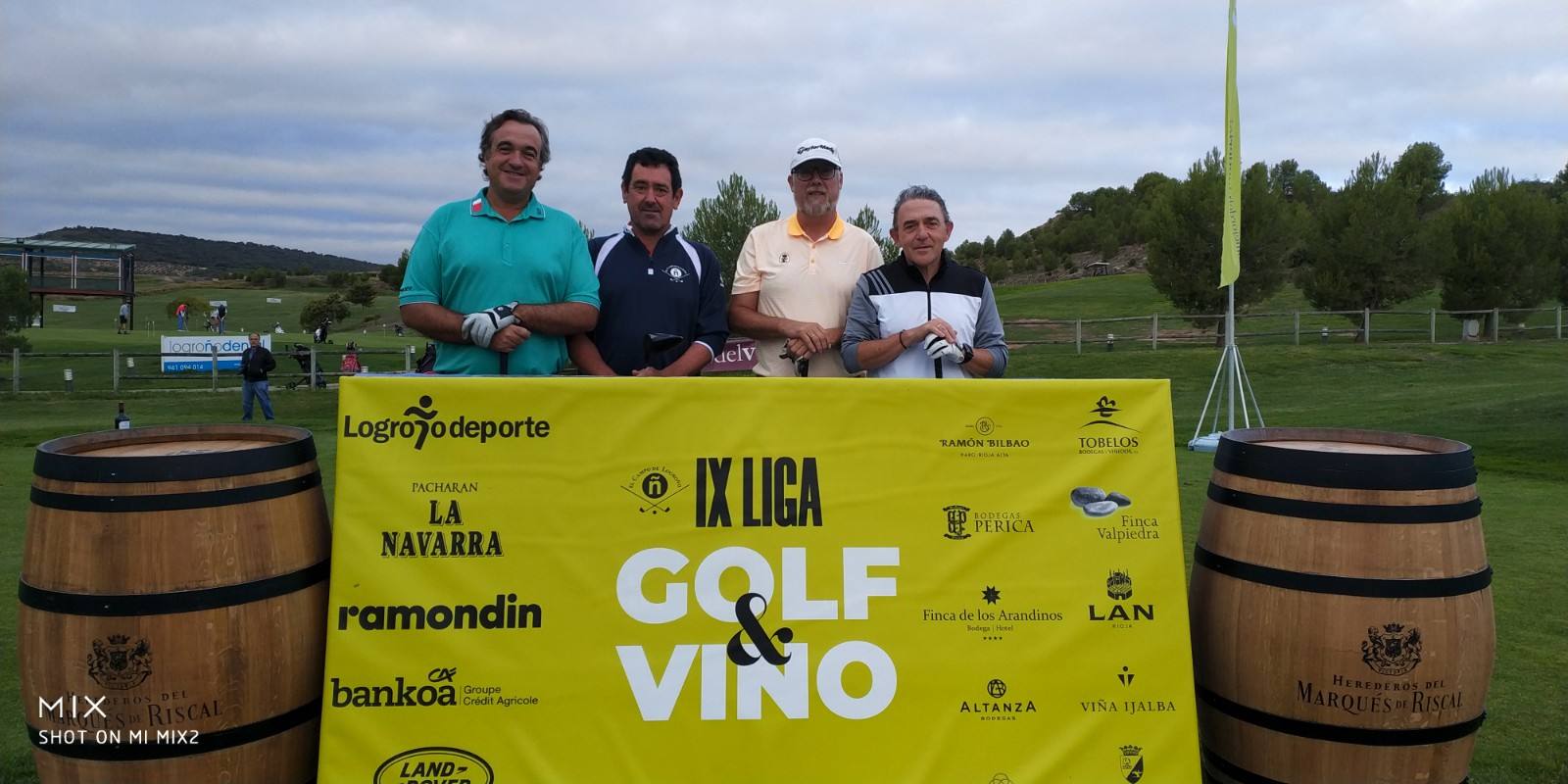 Los jugadores posan en el punto de salida antes del comienzo del Torneo Marqués de Riscal, de la Liga de Golf y Vino, de lomejordelvinoderioja.com.