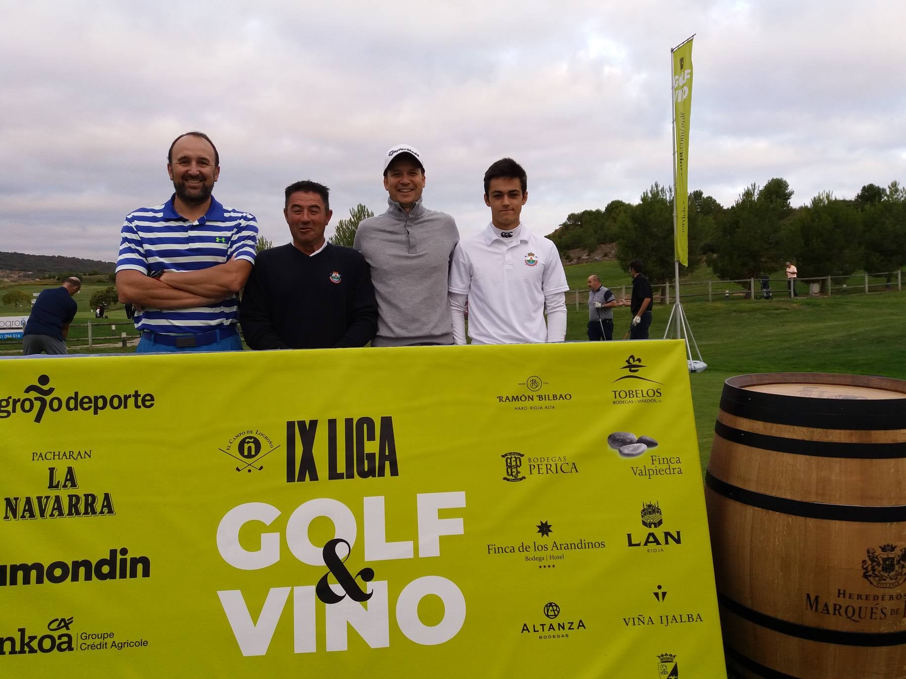 Los jugadores posan en el punto de salida antes del comienzo del Torneo Marqués de Riscal, de la Liga de Golf y Vino, de lomejordelvinoderioja.com.