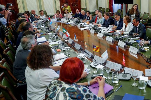 Eva Hita (en el extremo izquierdo de la mesa) estuvo ayer presente en la reunión que mantuvo en Madrid el ministro de Agricultura con las comunidades. :: E. naranjo/EFE