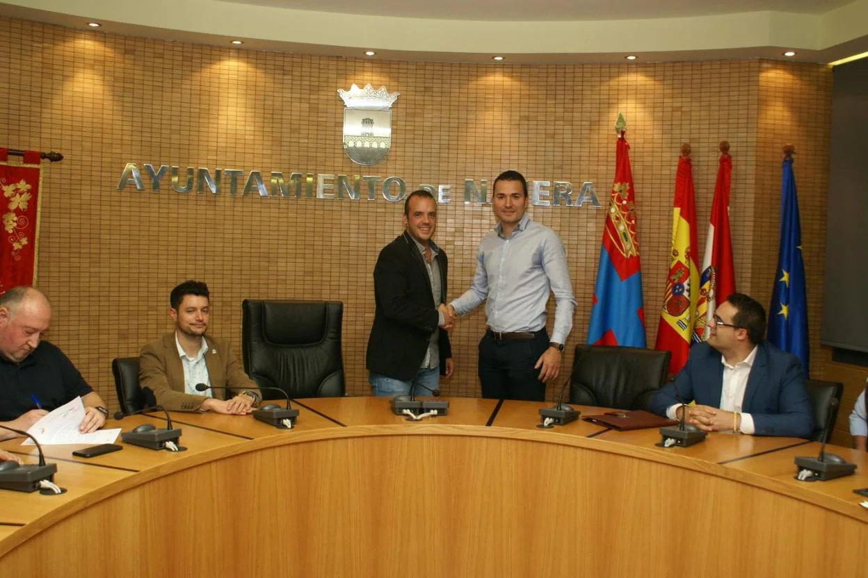 Jonás Olarte y Rubén García estrechan sus manos nada más haber estampado su firma. :: F. D.