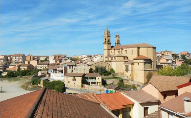 Imagen principal - Vista de Elciego desde el barrio de las bodegas, edificio vanguardista de Marqués de Risal y uvas en una bodega