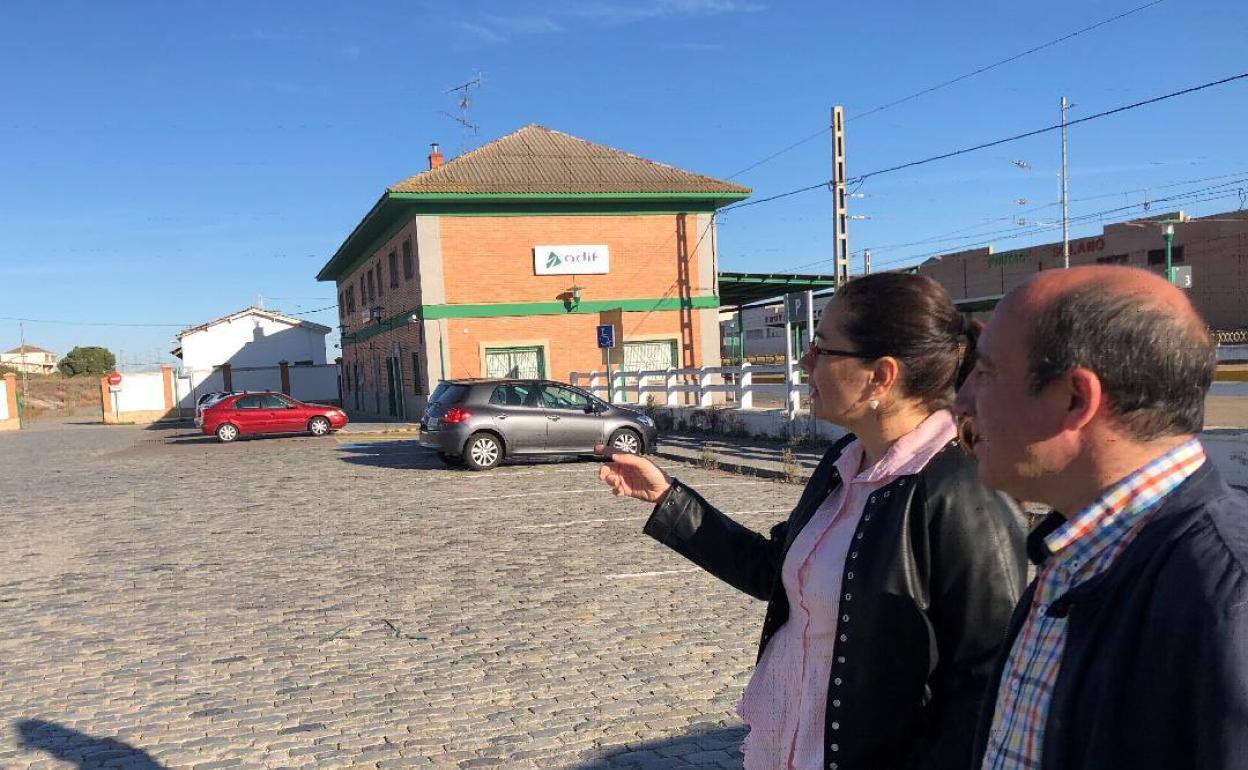 Fotografía de la visita del Director General de Infraestructuras del Gobierno de La Rioja, Vicente Urquía, junto a la alcaldesa Elisa Garrido, a los terrenos de ADIF