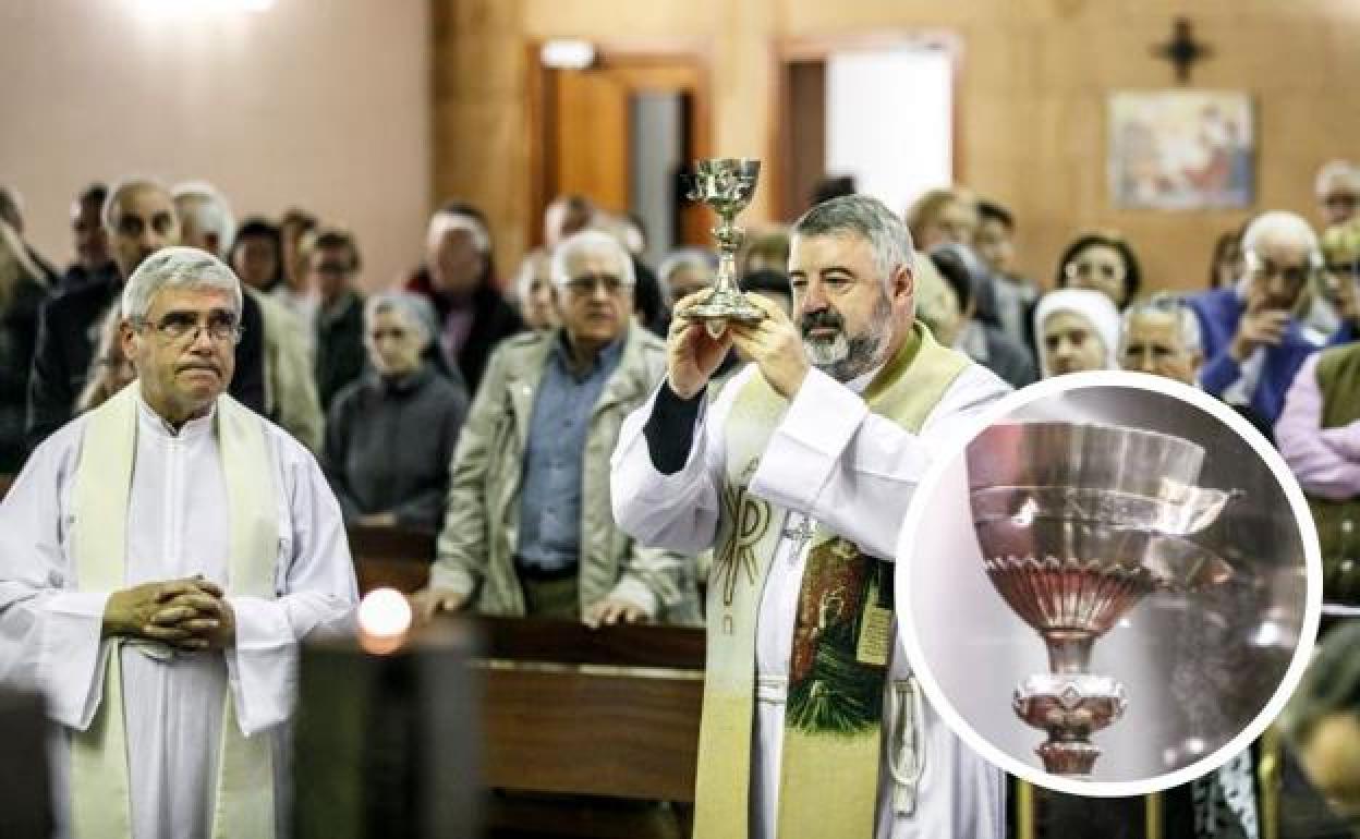 El obispo de La Rioja con el cáliz en alto antes de introducirlo en la urna. 