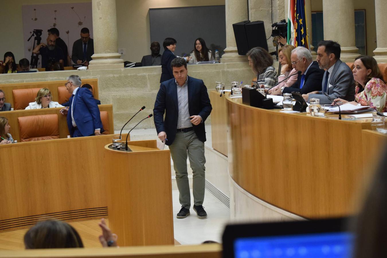 Sesión plenaria en el Parlamento de La Rioja. 