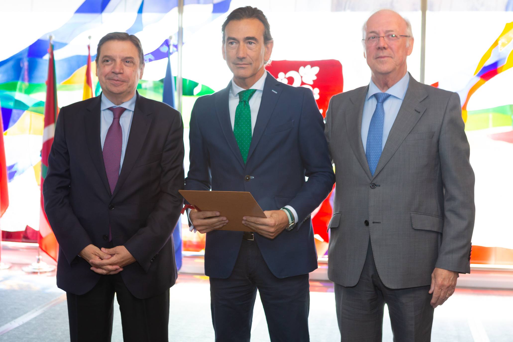 El ministro Luis Planas ha entregado el reconocimiento a las bodegas. 