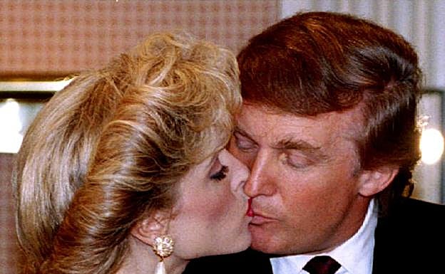 Besando a Marla, su segunda esposa.