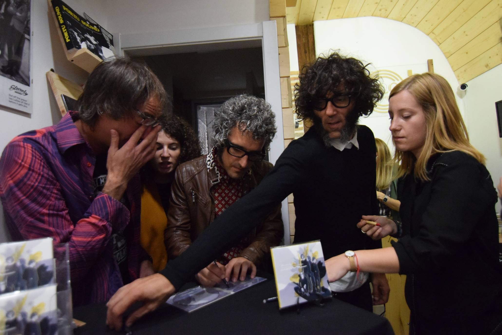 El acto ha incluido un concierto y una firma de discos. 