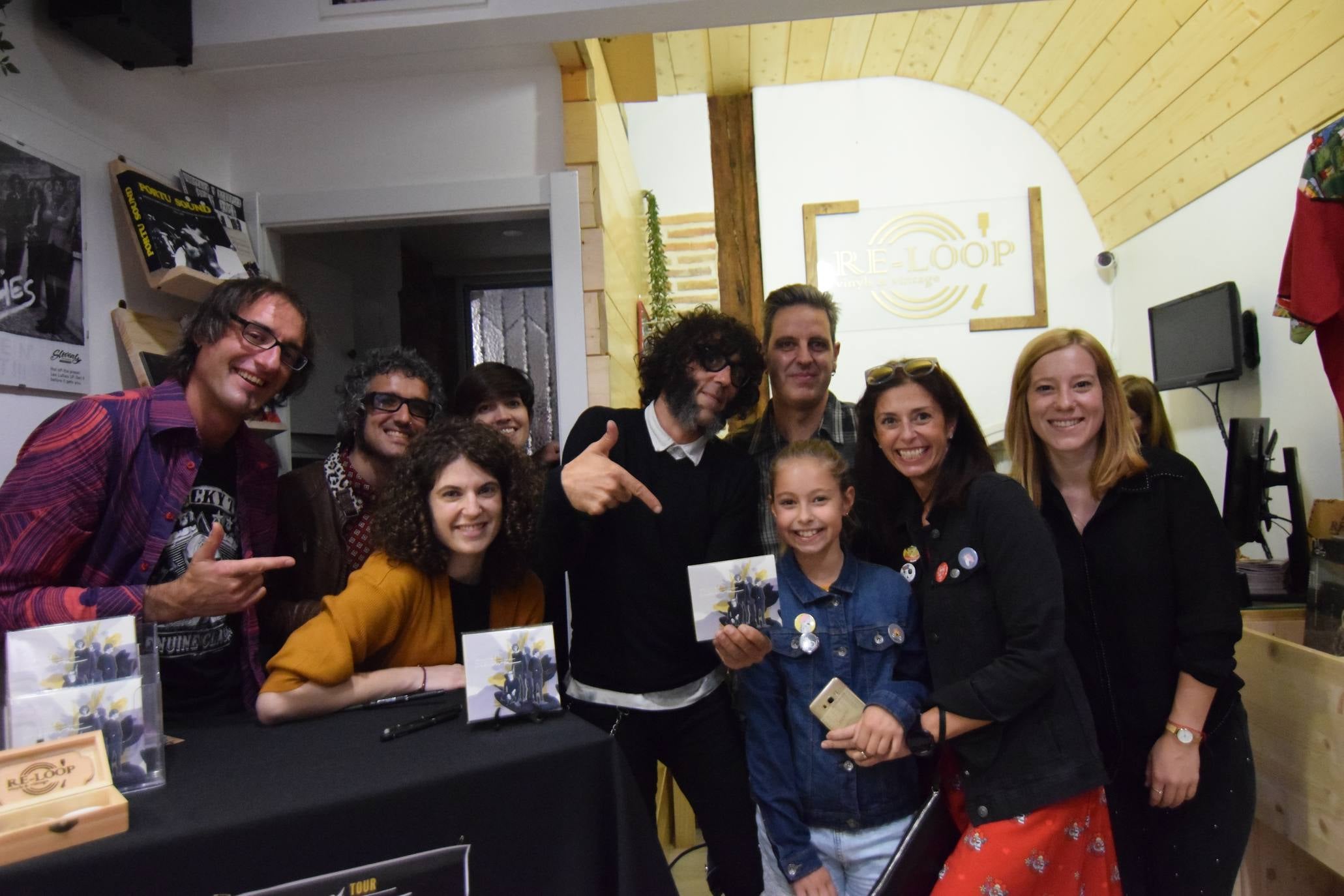 El acto ha incluido un concierto y una firma de discos. 