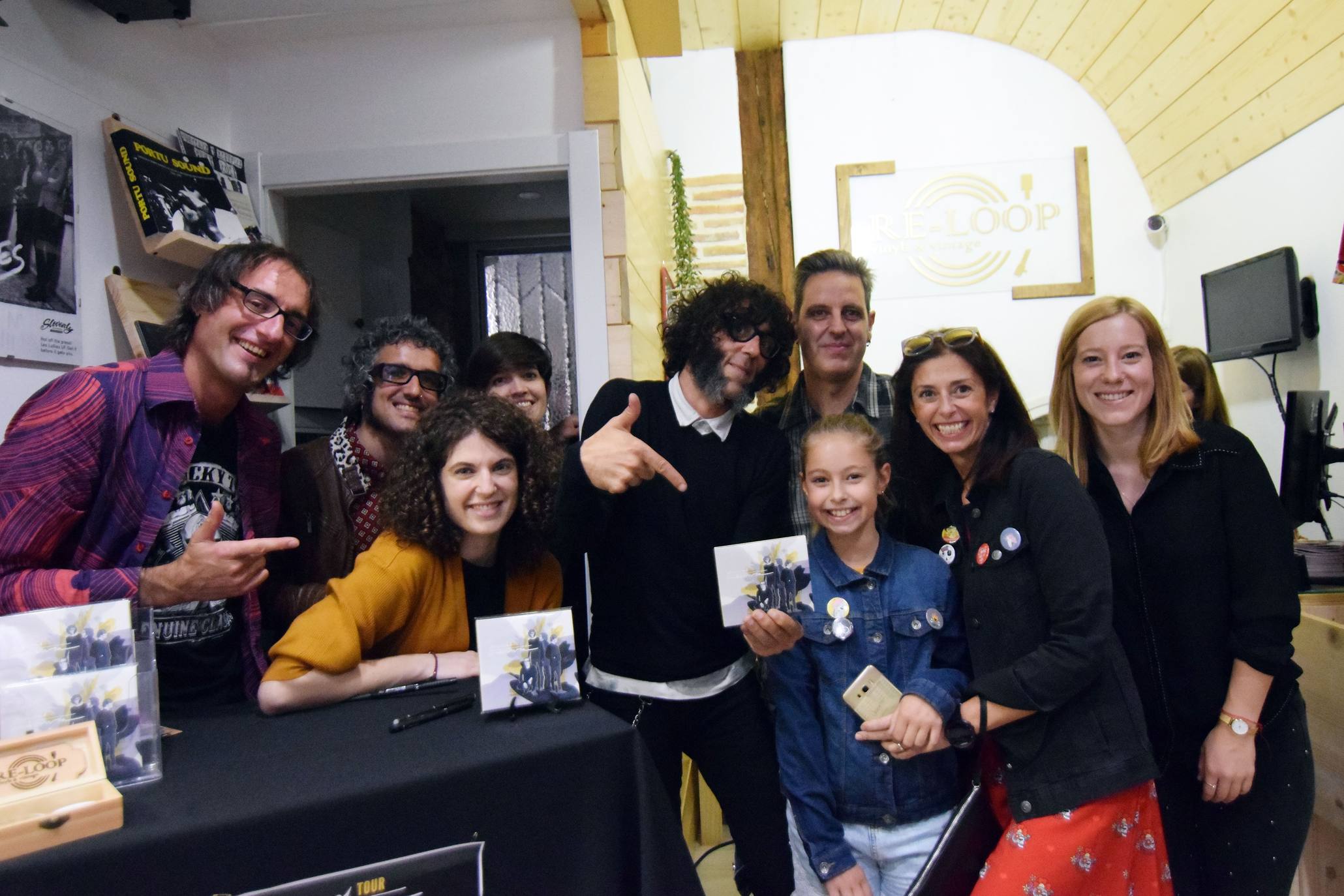 El acto ha incluido un concierto y una firma de discos. 