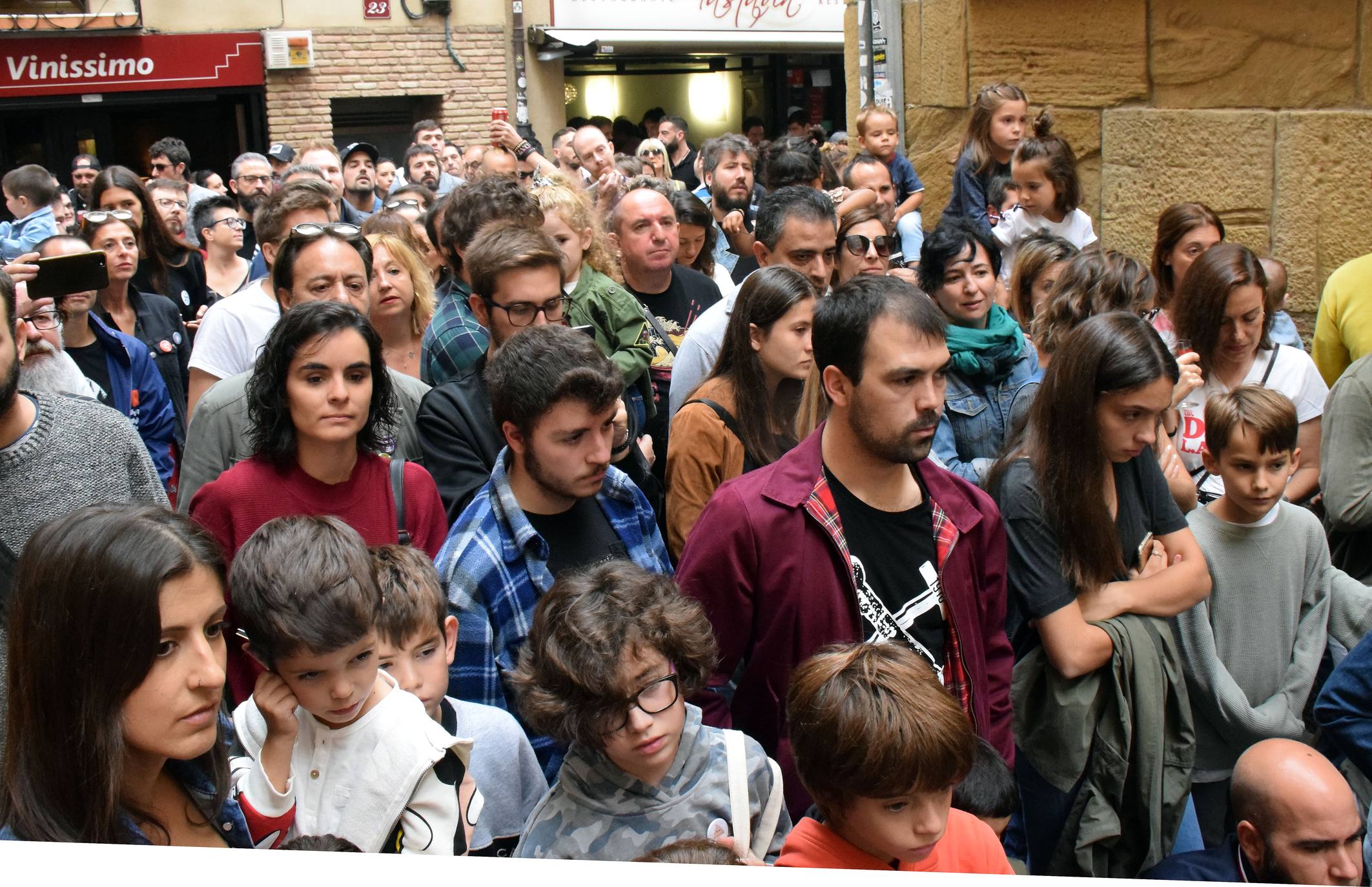 El acto ha incluido un concierto y una firma de discos. 