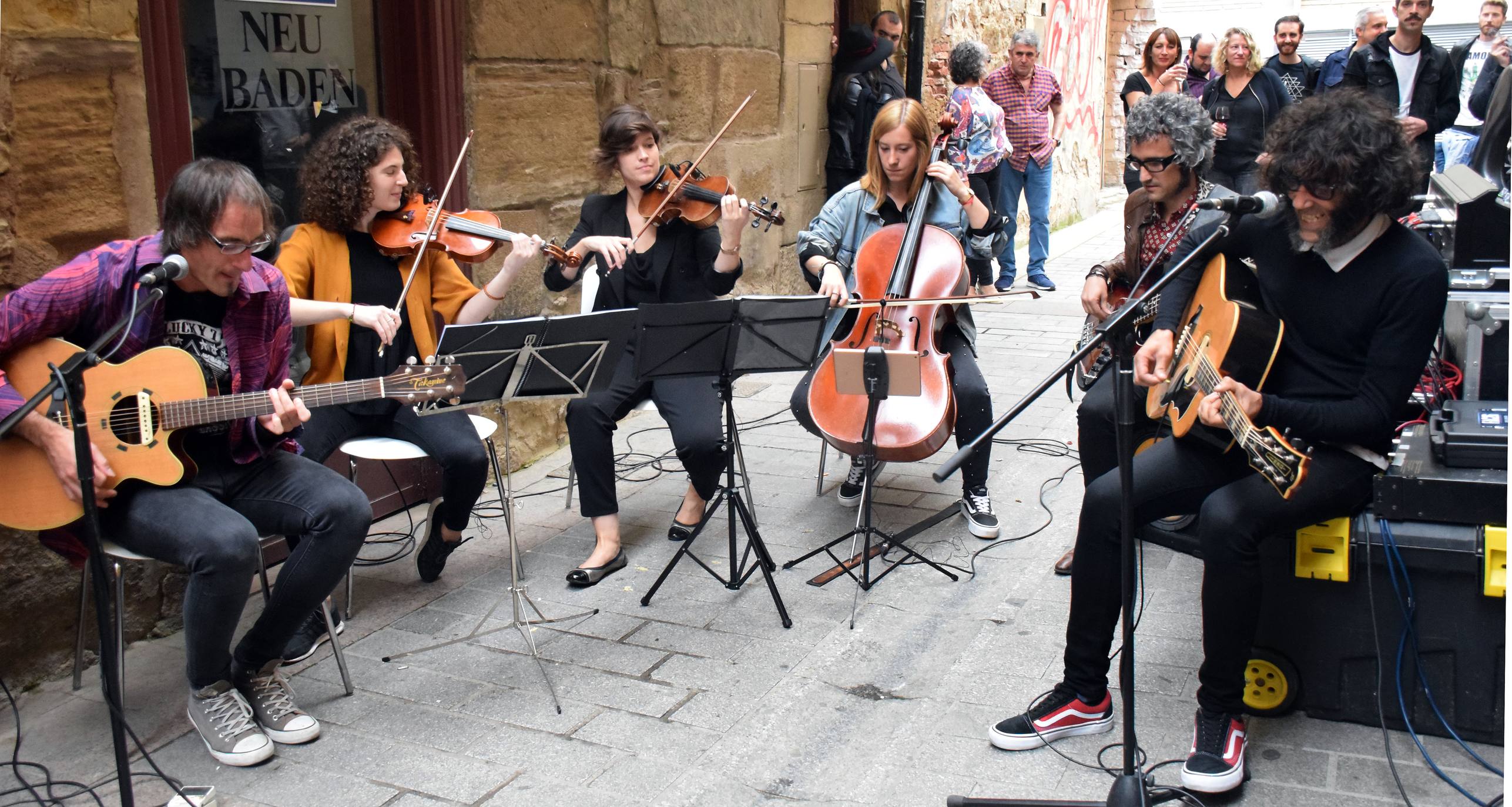 El acto ha incluido un concierto y una firma de discos. 