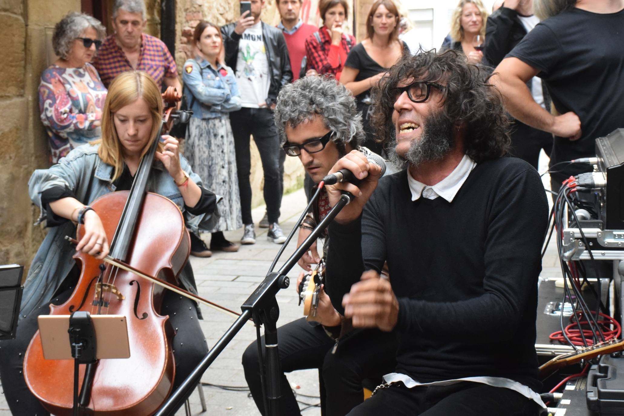 El acto ha incluido un concierto y una firma de discos. 