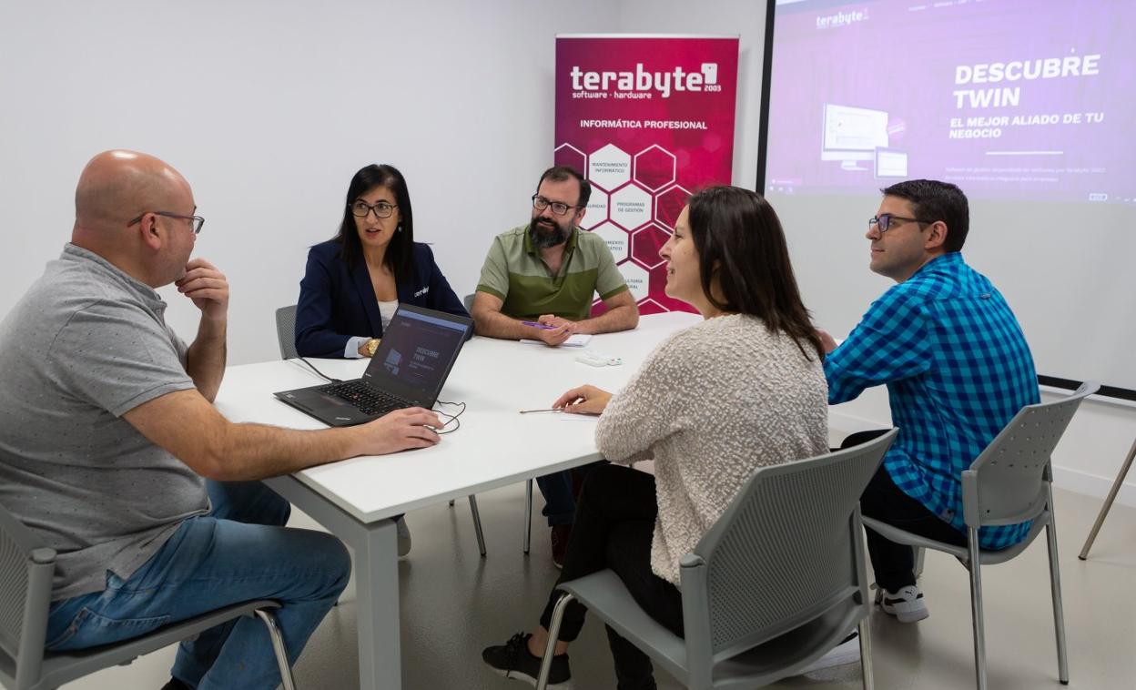 Reunión en una de las nuevas salas de Terabyte, en la calle Lope de Vega de Logroño.
