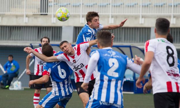 Pelea por un balón aéreo durante el encuentro de ayer en el Oion Arena. 