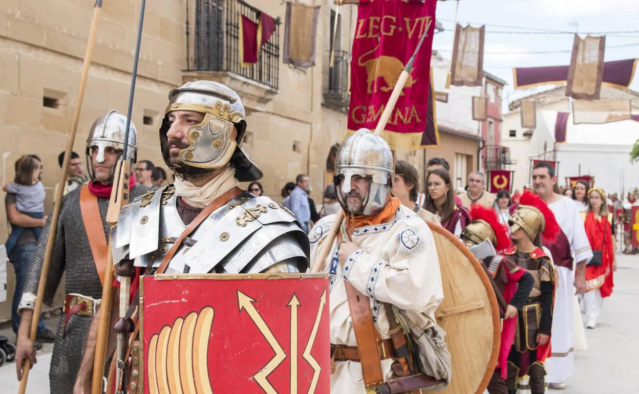Romanos en el desfile celebrado en la mañana de este domingo por las calles de Herramélluri. 