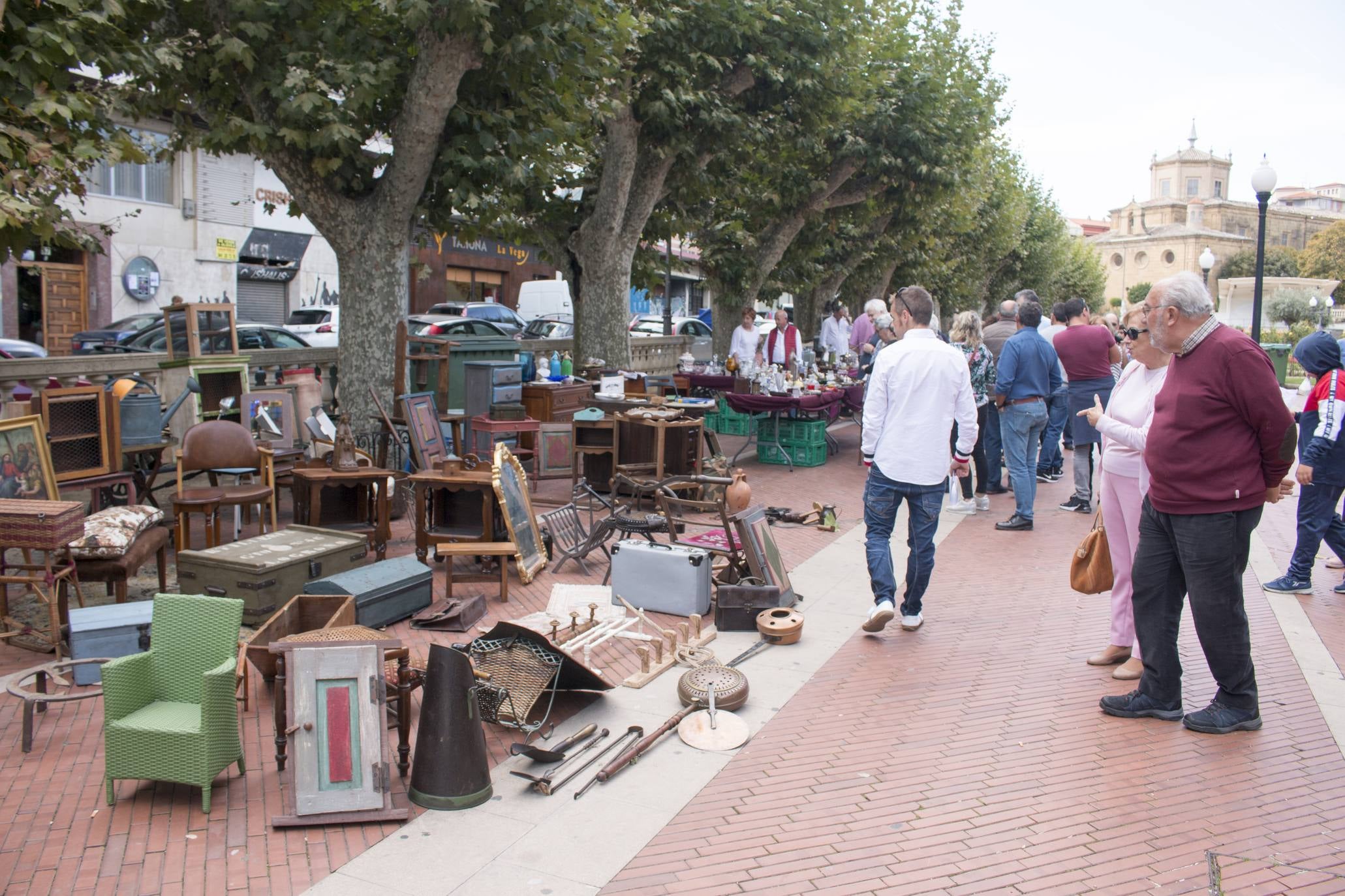 Una veintena de anticuarios ha participado en la iniciativa, que ha tenido lugar en los jardines de la Vega.