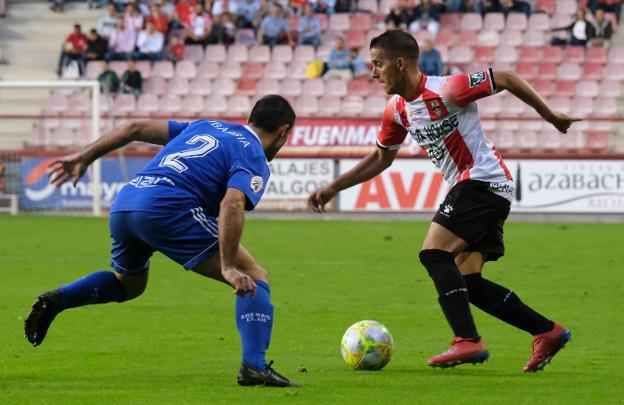 Ñoño encara a Ibarbia, lateral derecho del Arenas, con la intención de iniciar la diagonal desde la banda. :: fernando díaz