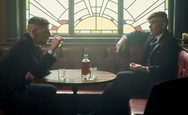 Imagen principal - Tres momentos del primer capítulo de la quinta temporada de 'Peaky Blinders'.