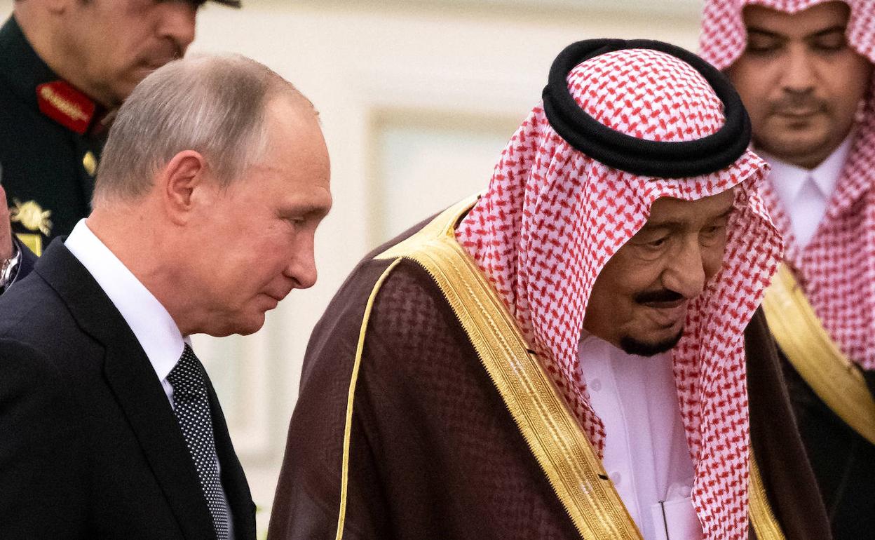 Vladímir Putin y el rey Salman de Arabia Saudí, este lunes en Riad.