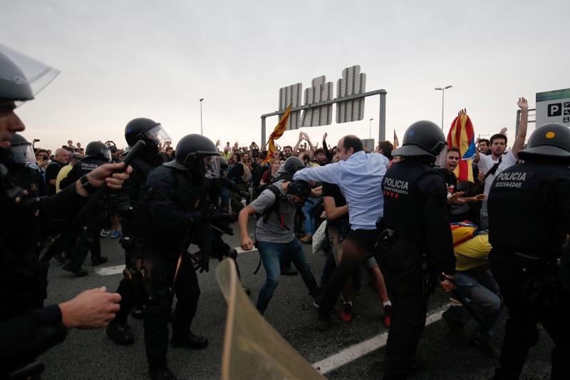 Mossos y Policía Nacional cargan juntos en el aeropuerto de Barcelona