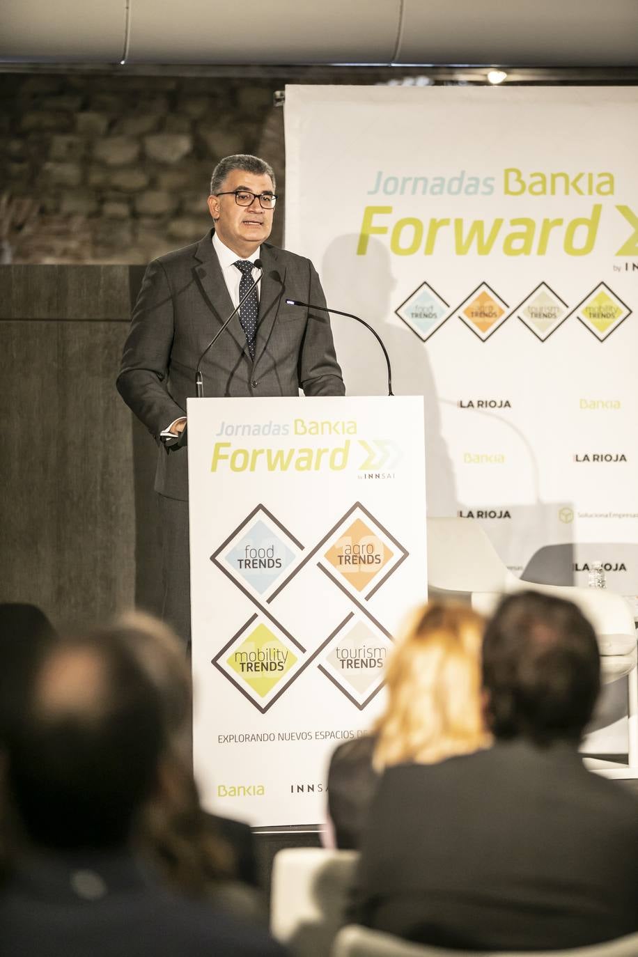 El CEO de la consultora de estrategia corporativa Innsai, Jesús Navarro, ha explicado en Logroño las tendencias innovadoras de futuro en la agricultura, dentro de la Jornada Bankia Forward que ha organizado Diario LA RIOJA en Bodegas Franco-Españolas.