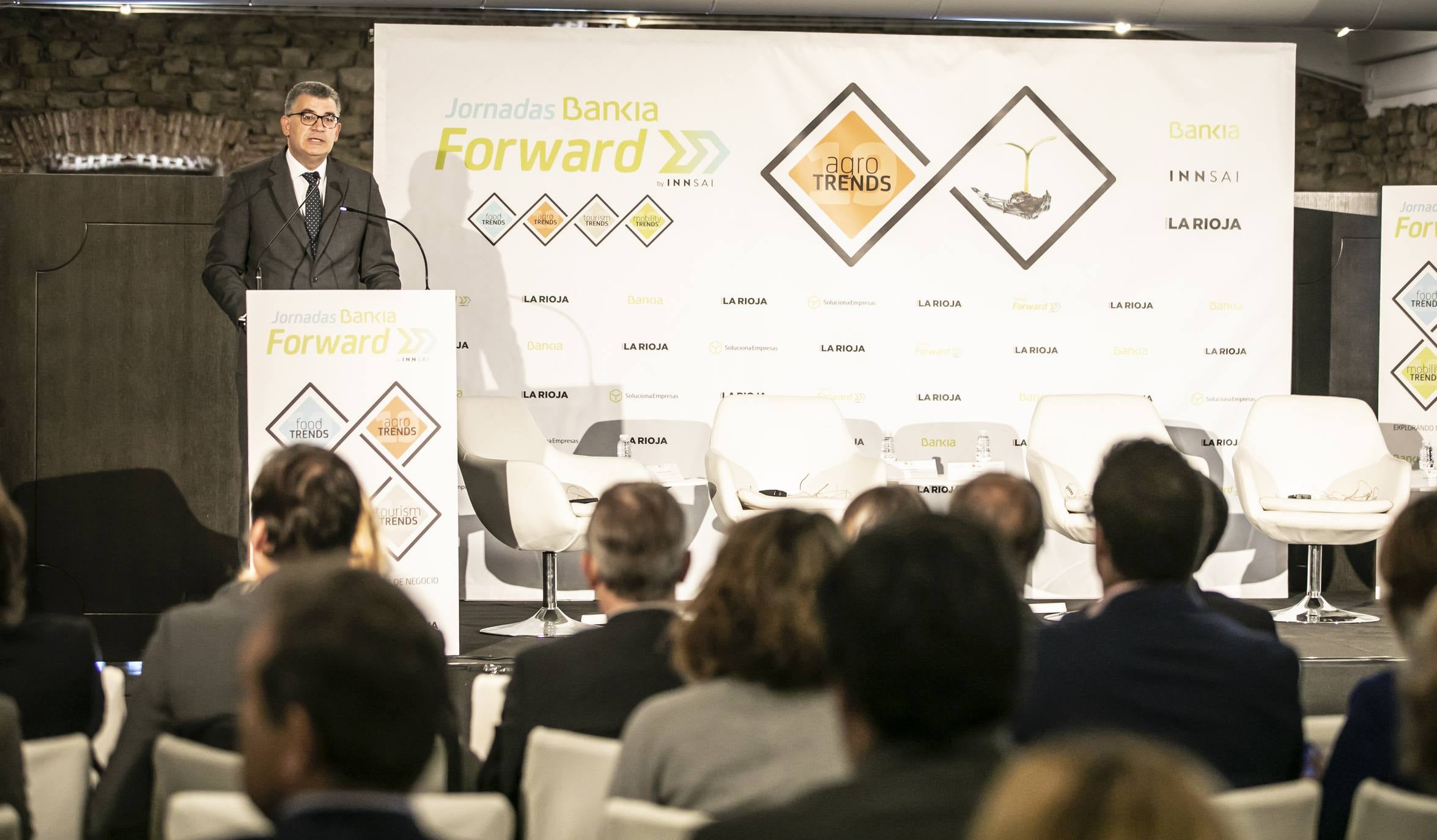 El CEO de la consultora de estrategia corporativa Innsai, Jesús Navarro, ha explicado en Logroño las tendencias innovadoras de futuro en la agricultura, dentro de la Jornada Bankia Forward que ha organizado Diario LA RIOJA en Bodegas Franco-Españolas.