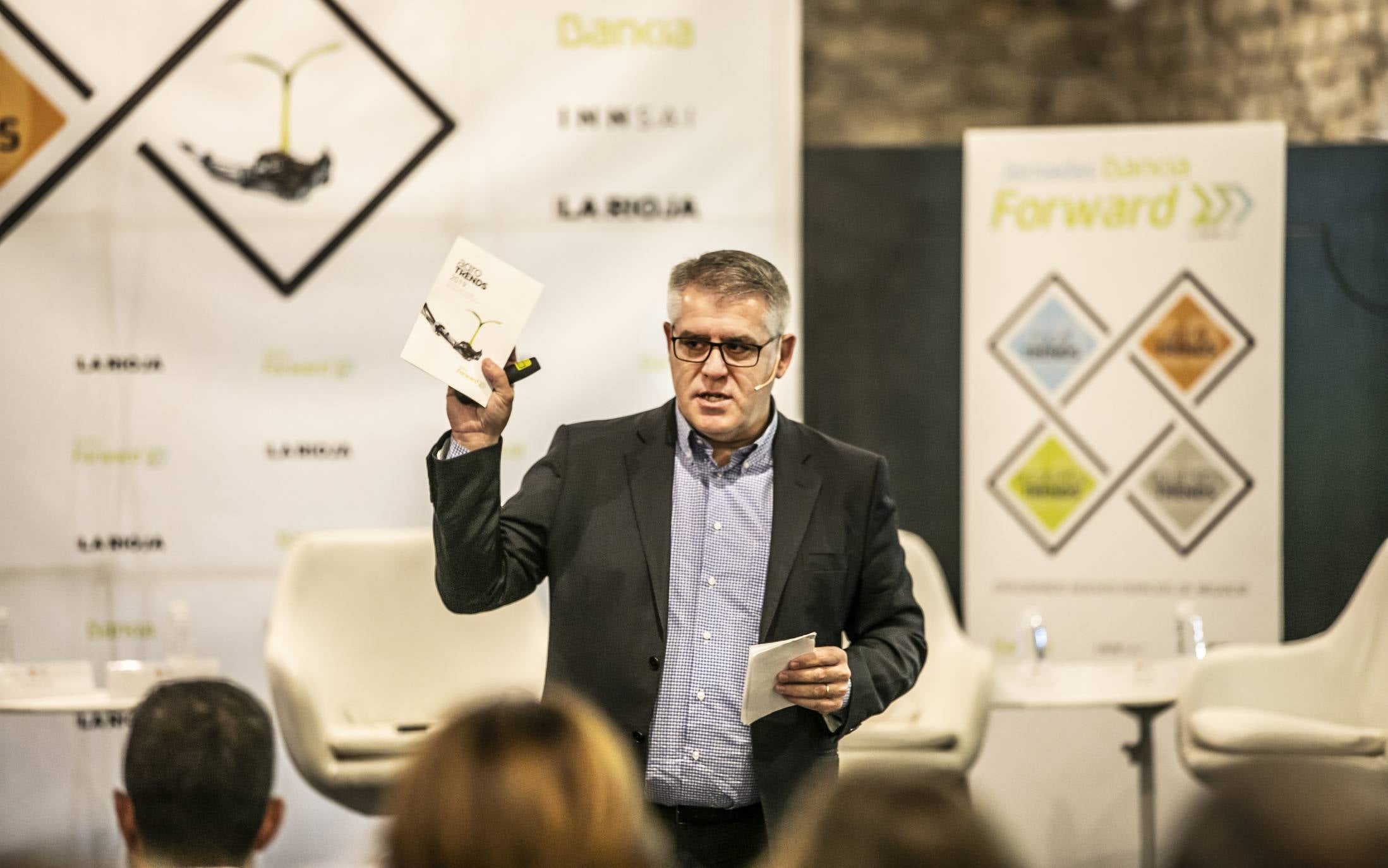 El CEO de la consultora de estrategia corporativa Innsai, Jesús Navarro, ha explicado en Logroño las tendencias innovadoras de futuro en la agricultura, dentro de la Jornada Bankia Forward que ha organizado Diario LA RIOJA en Bodegas Franco-Españolas.