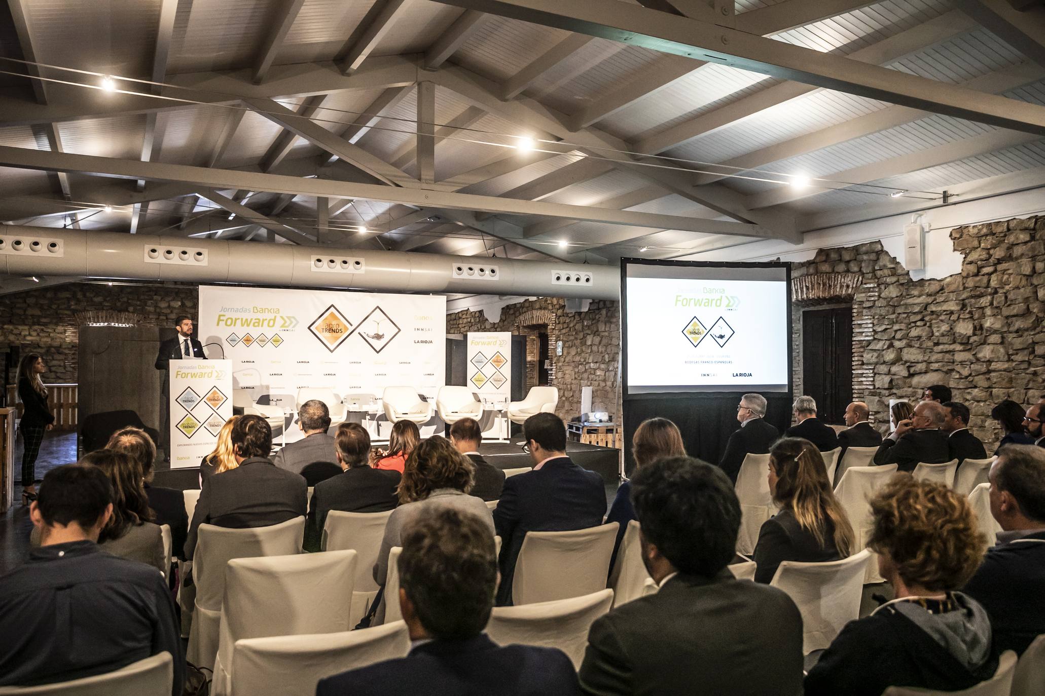 El CEO de la consultora de estrategia corporativa Innsai, Jesús Navarro, ha explicado en Logroño las tendencias innovadoras de futuro en la agricultura, dentro de la Jornada Bankia Forward que ha organizado Diario LA RIOJA en Bodegas Franco-Españolas.