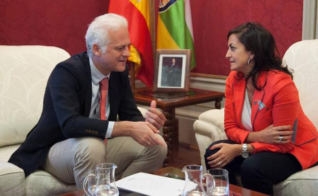 El alcalde de Logroño, Pablo Hermoso de Mendoza, con la presidenta de La Rioja, Concha Andreu 