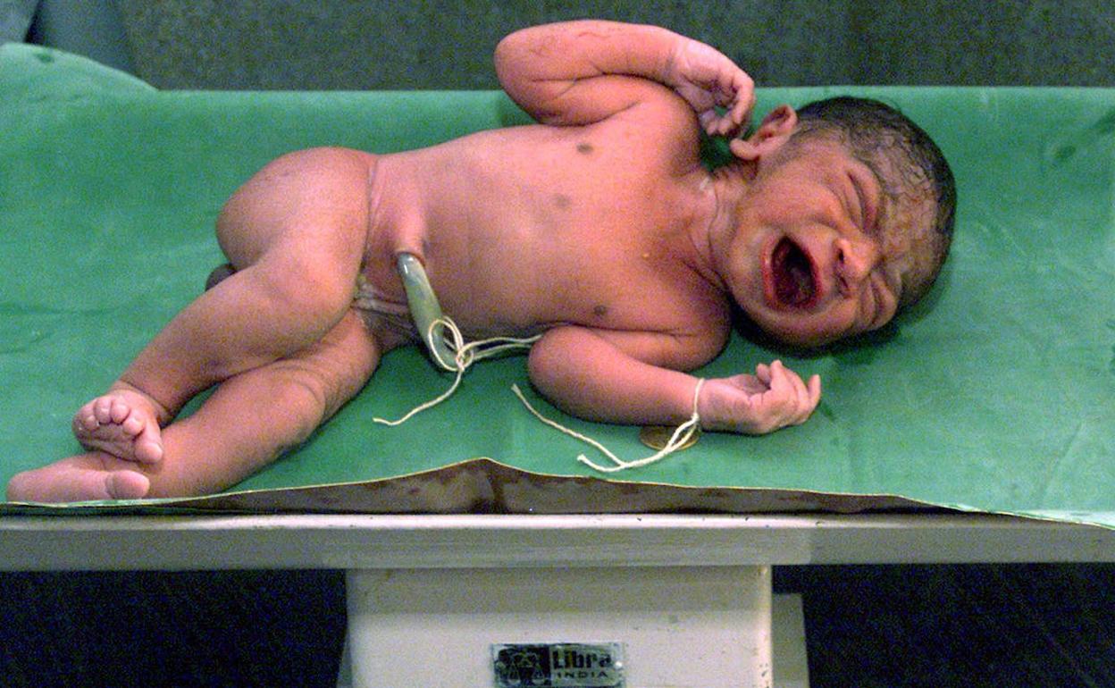 Un recién nacido en la India. 
