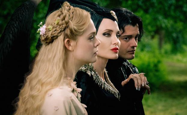 Elle Fanning, Angelina Jolie y Sam Riley en 'Maléfica: Maestra del mal'.