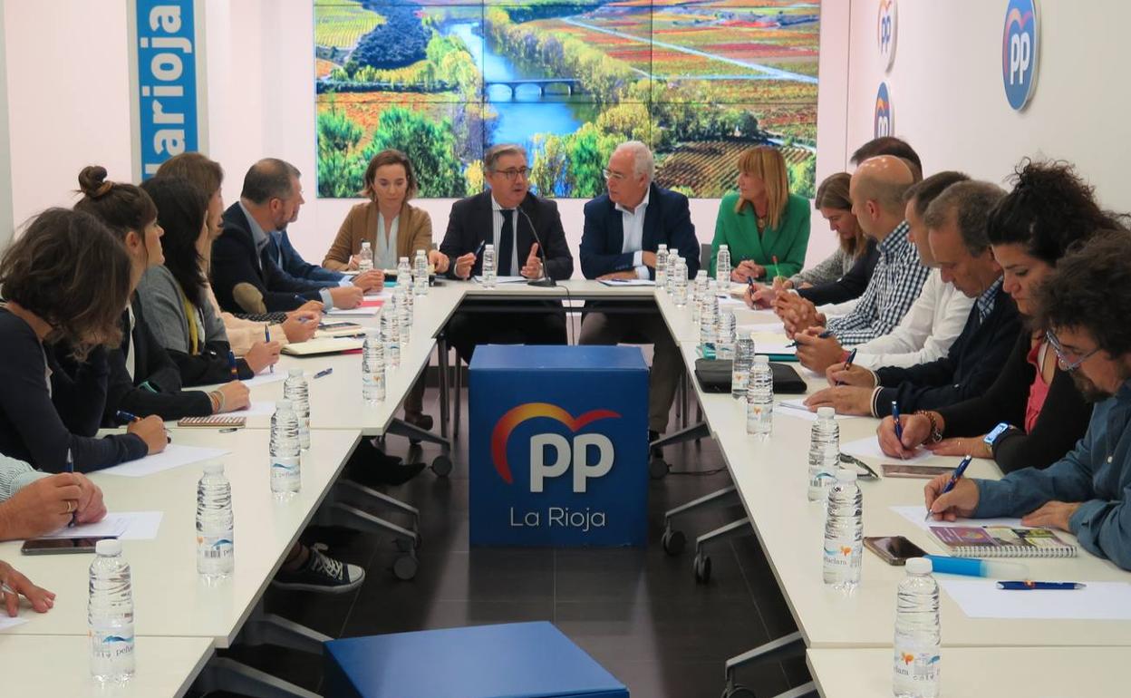 Zoido, en una reunión en el PP de La Rioja. 