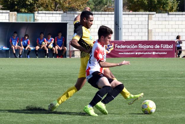 Martín Lapeña defiende el balón ante la marca de un defensor del Casalarreina. 