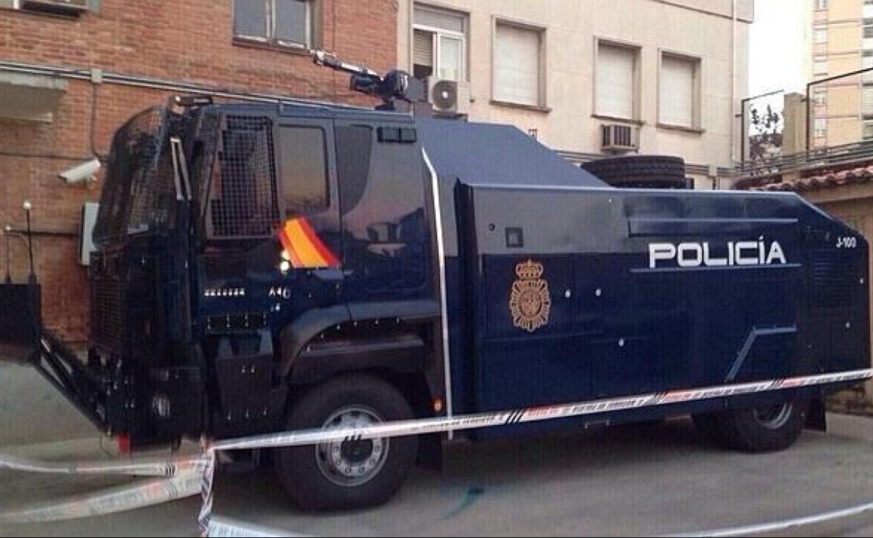 Camión lanza agua de la Policía Nacional, estacionado en uno de los acuartelamientos del cuerpo en Madrid.