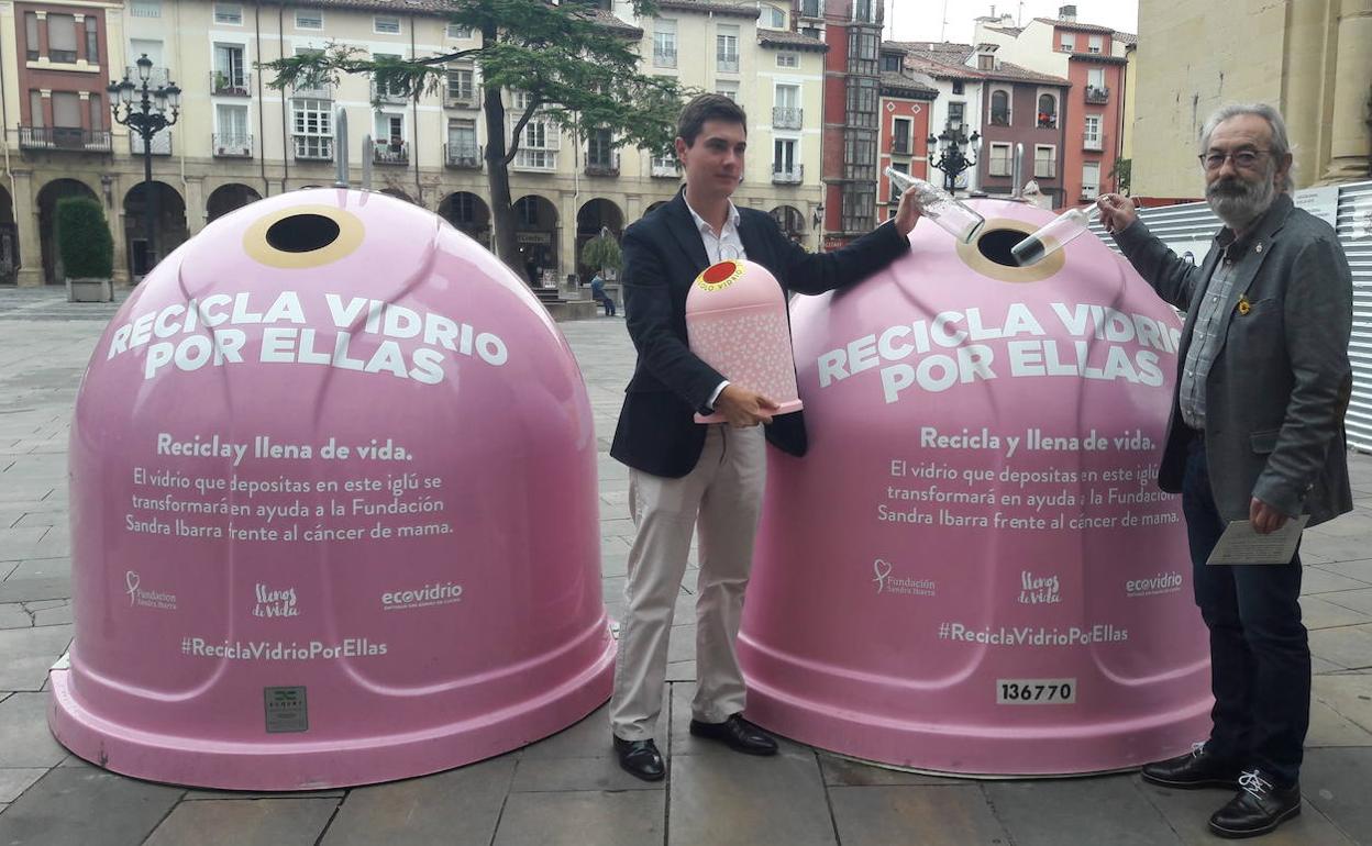 El concejal de Medio Ambiente, José Manuel Zúñiga, y el director de de Ecovidrio, Carlos del Corte, junto a dos de los contenedores rosas de la campañla 'Recicla vidrio por ellas'