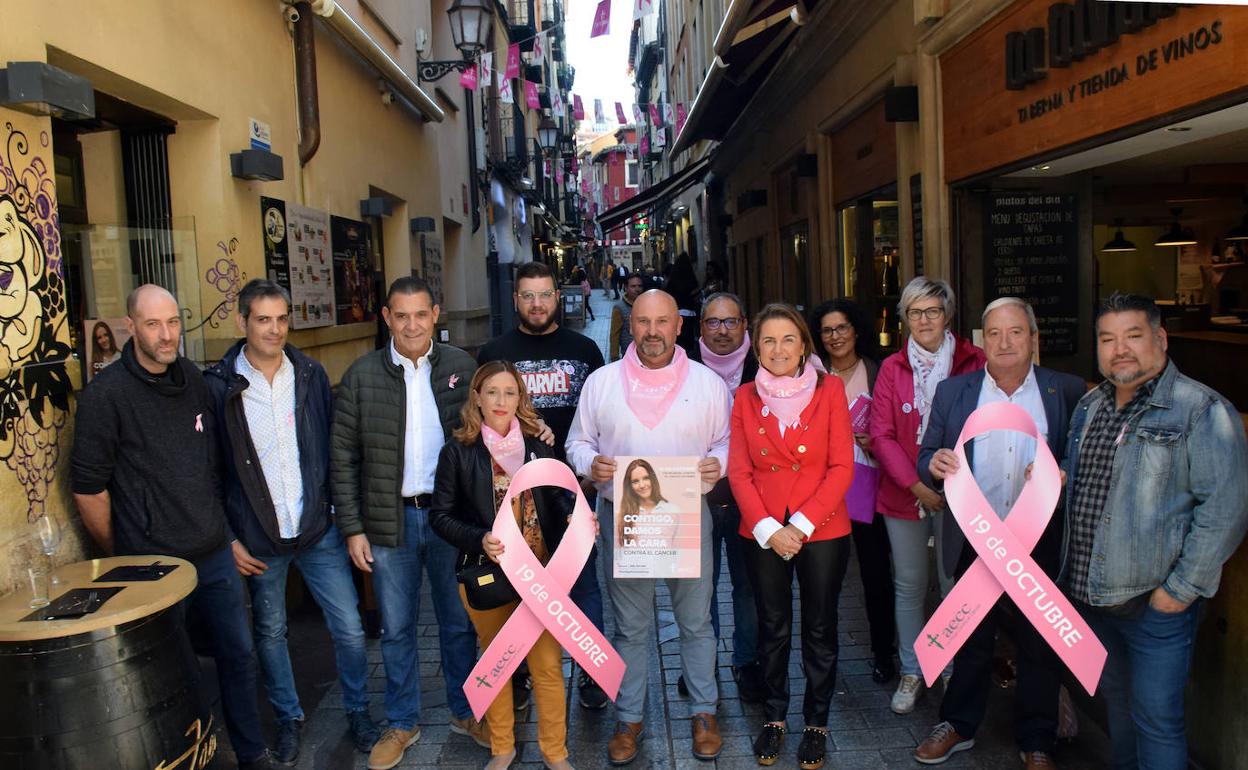 Representantes de Laurel y San Juan y de la AECC, en la presentación de la campaña.