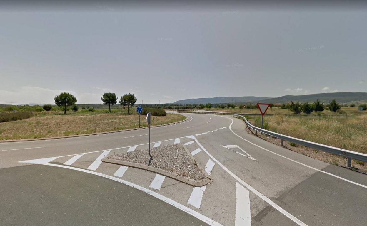 Los bomberos sofocan el incendio de un coche en la A-12