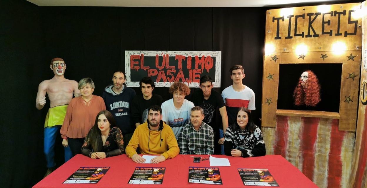 Responsables de Juventud, concejalas y voluntarios durante la presentación del evento . 